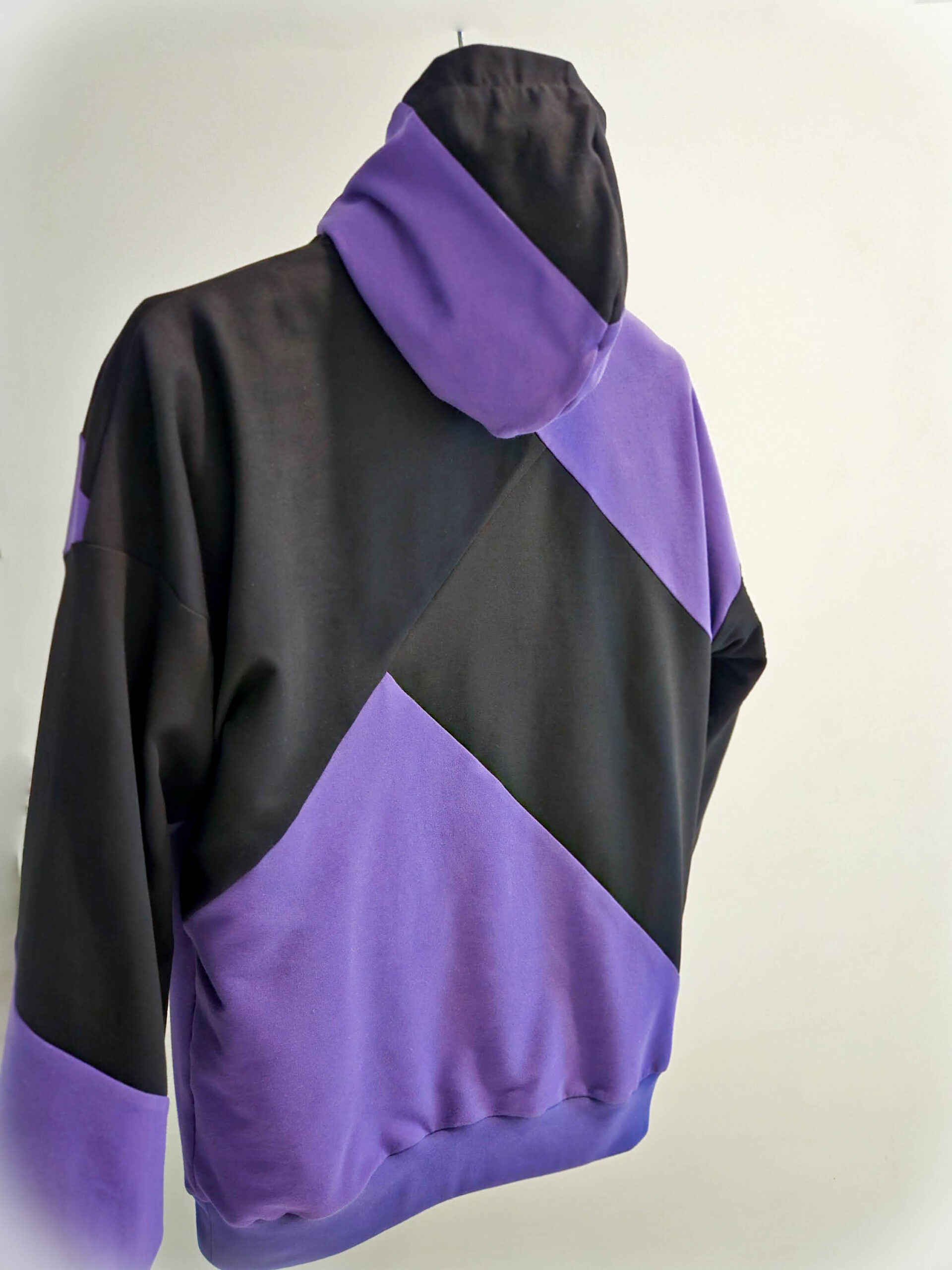 Kapuuts ja seljavaade Gomera käsitöö pusal