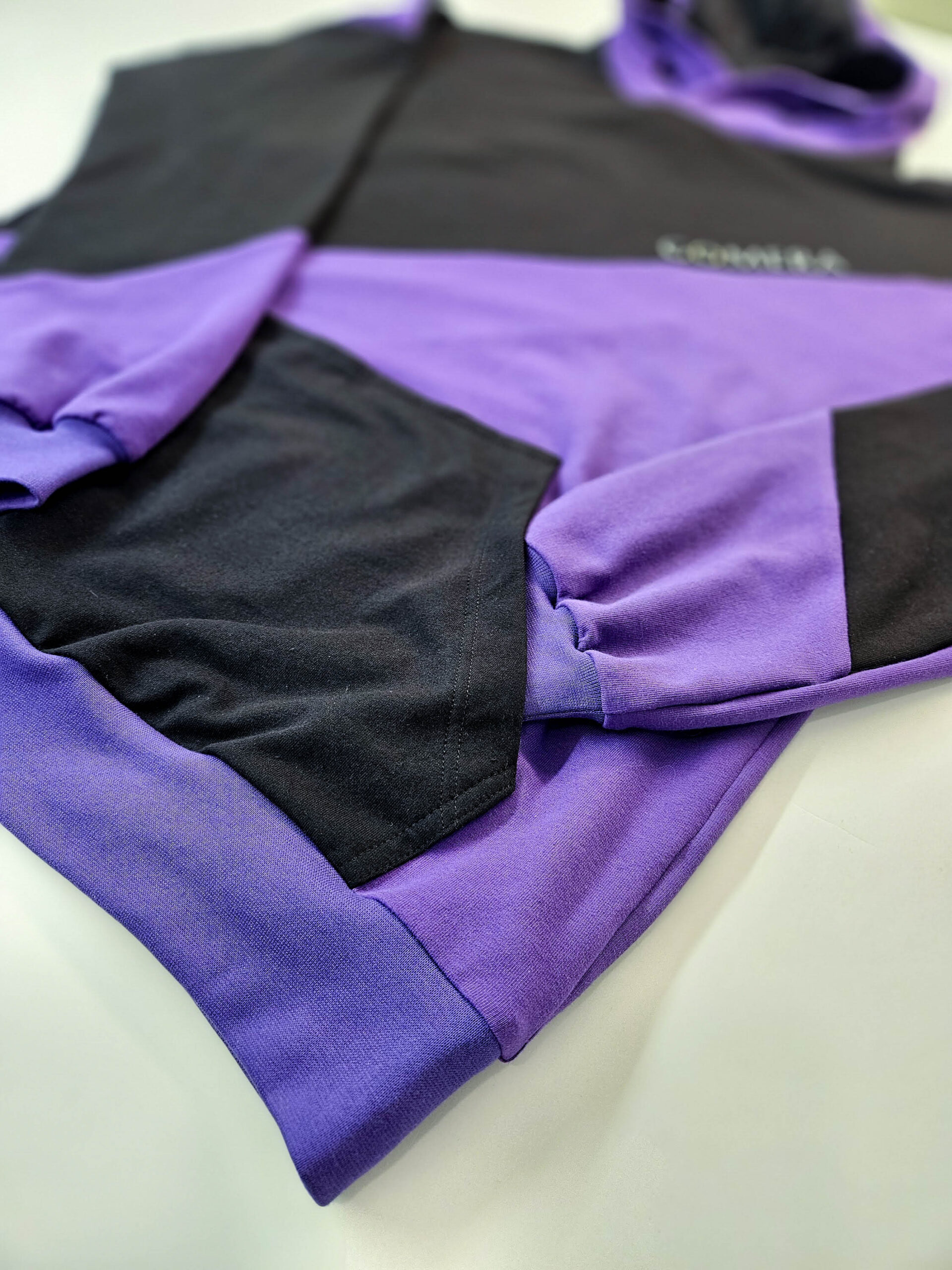 Kvaliteetne õmblus ja tasku GOMERA tellimustööna valminud laste pusal