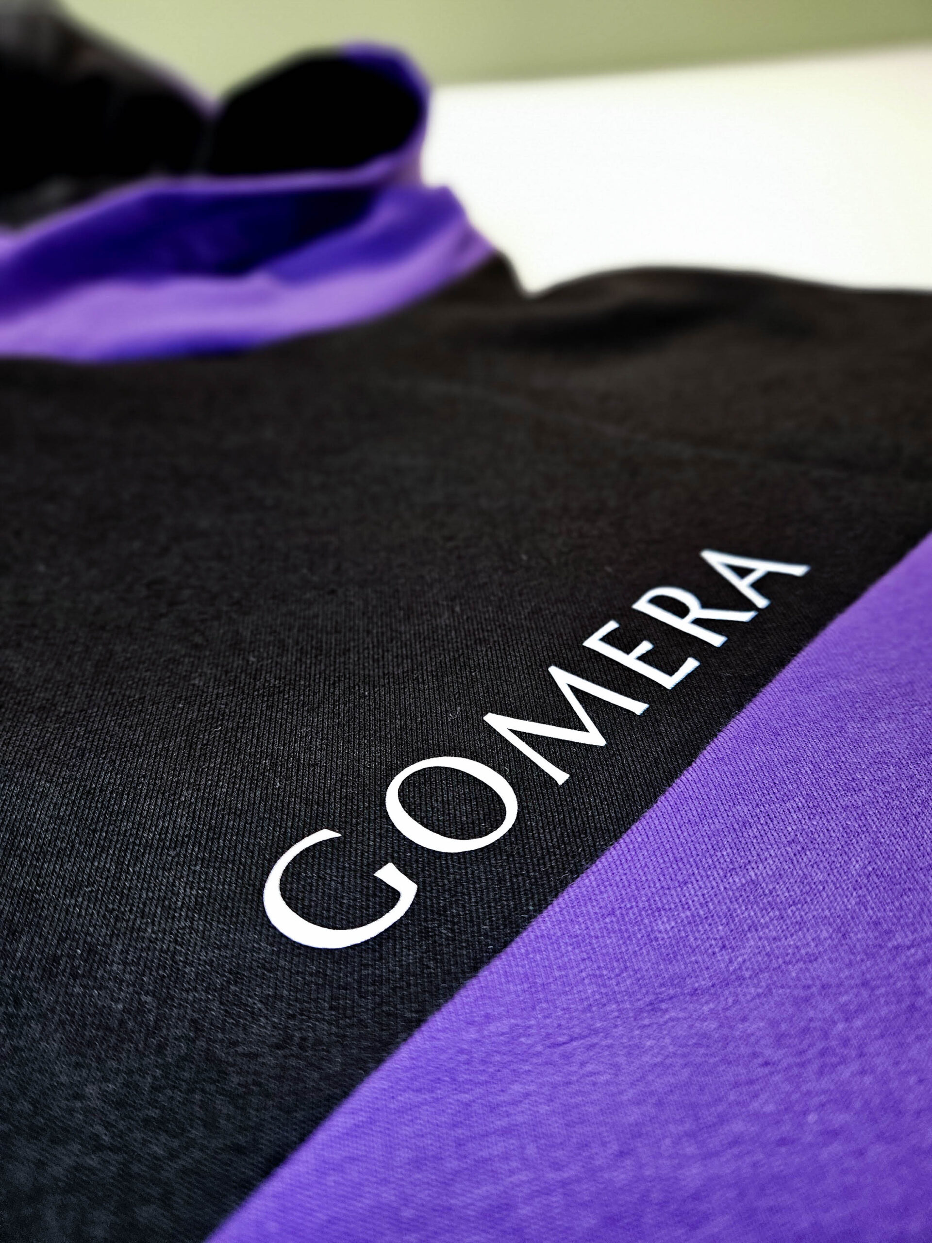 Lähivaade GOMERA laste pusa suurest helkurlogost